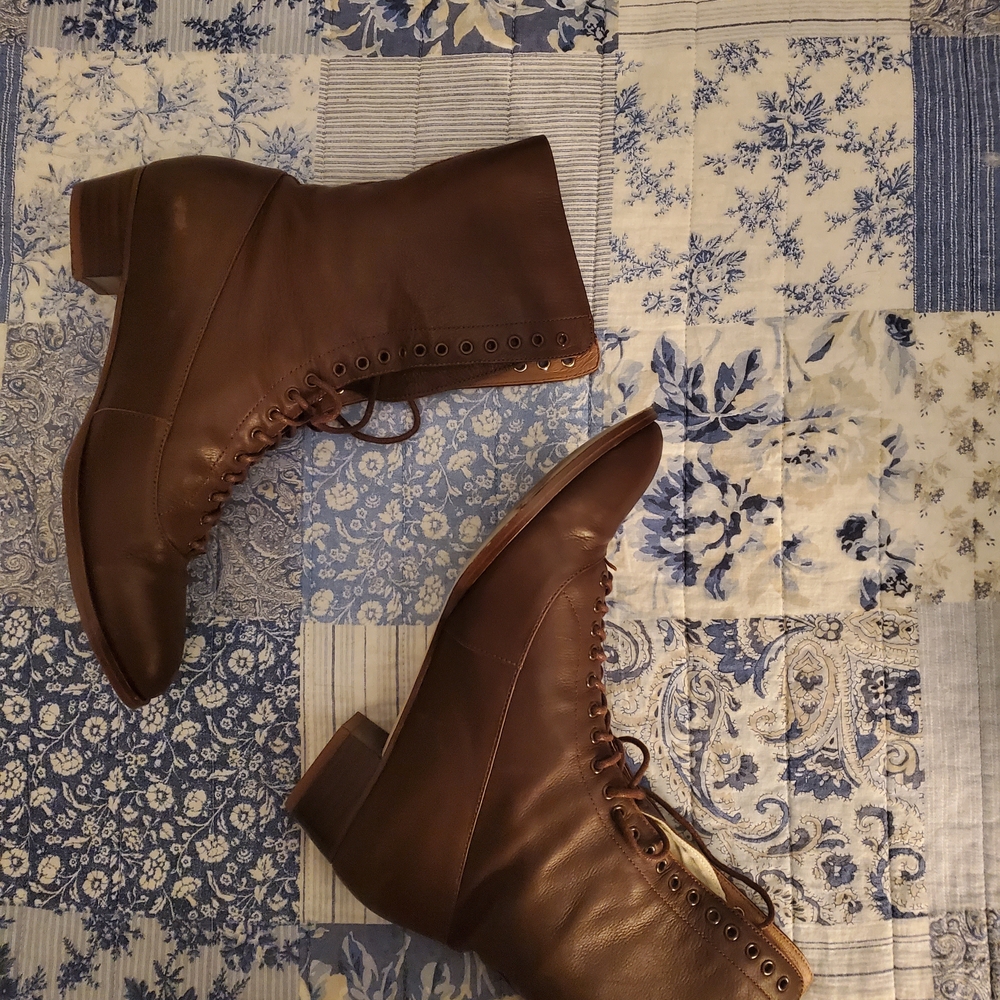 Brown Lace-Up Leather Boots with Classic Design - Picture 6 of 6